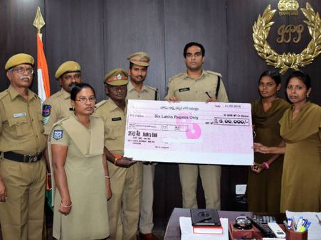 హోంగార్డుల‌కు ఆర్థిక సాయం...! విత‌ర‌ణ చాటుకున్న పోలీస్ ఉన్న‌తాదికారి..!!