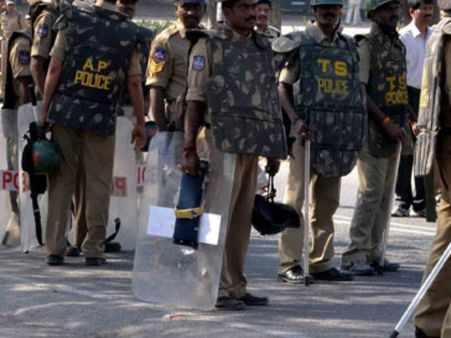 డేటా చోరీలో షాకింగ్: ఏపీ పోలీసులపై తెలంగాణ పోలీసులు కేసు, వాళ్లు ఎందుకిలా చేశారో.. సీపీ సజ్జనార్