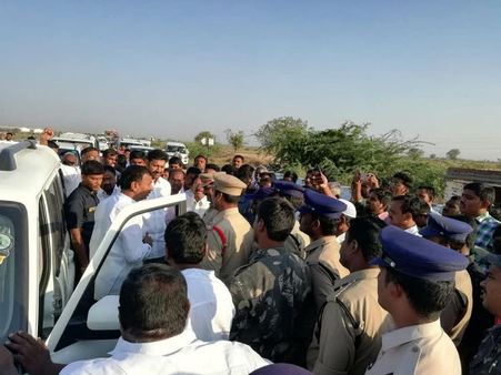 వైఎస్ఆర్ సీపీ అభ్యర్థులను అడ్డుకున్న టీడీపీ కార్యకర్తలు: వాగ్యుద్దం.. ఉద్రిక్తత!