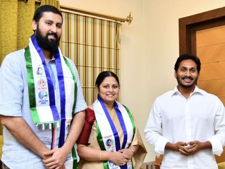 వైసిపి లో చేరిన జ‌య‌సుధ : పోటీ ఎక్క‌డి నుండి అంటే..!