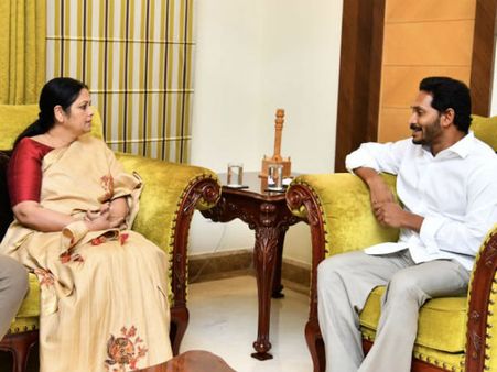 వైసీపిలో చేరిన సిని నటి, మాజి ఎమ్మెల్యే జయసుధ