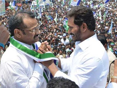 వైఎస్ఆర్ సీపీలో చేరిన సినీ రచయిత చిన్నికృష్ణ, టీడీపీ మాజీ ఎమ్మెల్యే!