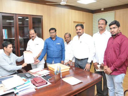 కేసీఆర్ పై ఈసీకి వీహెచ్‌పీ ఫిర్యాదు...వారి మనోభావాలు దెబ్బతిన్నాయట