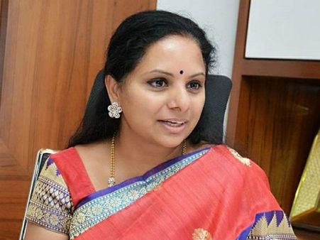 వెన‌క్కి త‌గ్గితే ల‌క్ష జ‌రిమానా..! ఎంపీ కవితకు పోటీగా బరిలో రైతుల తీర్మానం..!!