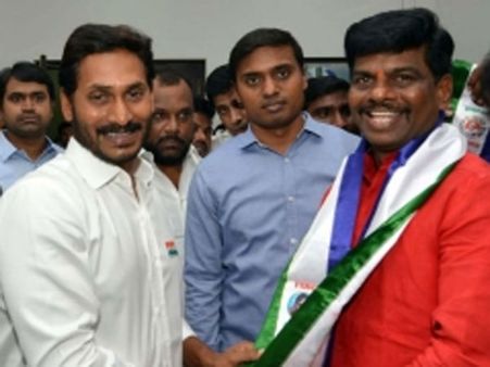 వైసీపీకి కొత్త టెన్షన్... పోలీస్ మాధవ్ పోటీకి టెక్నికల్ సమస్యలు