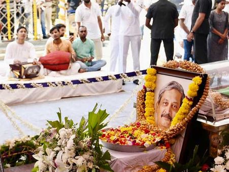 ముగిసిన గోవా సీఎం మనోహర్ పారికర్ అంత్యక్రియలు...భారీగా తరలివచ్చిన అభిమానులు