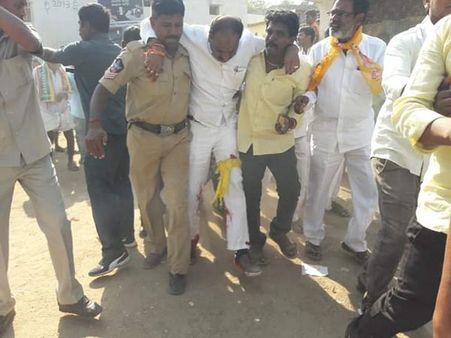 టిడిపి అభ్య‌ర్ది పై దాడి: గాల్లోకి కాల్పులు : మ‌ంత్రాల‌యం లో టెన్ష‌న్‌..!