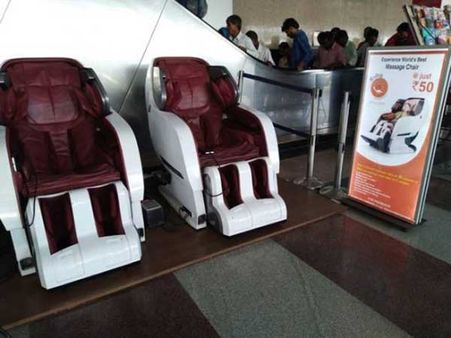 రైల్ ప్రయాణికులకు మసాజ్ చైర్స్
