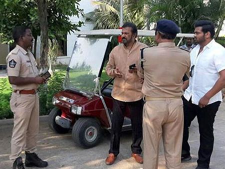 ఫీజుల మంట: రూ.25 కోట్లు బకాయిలు: మోహన్ బాబును రోడ్డెక్కనివ్వని పోలీసులు: హౌస్ అరెస్ట్!