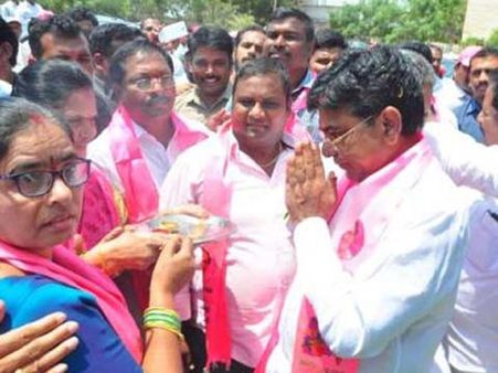 అలవాటులో పొరబాటు .. ప్రత్యర్థికి ఓటెయ్యాలని ఖమ్మంలో నామా తడబాటు