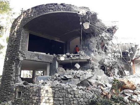 డైనమెట్లతో కూల్చివేసిన నీరవ్ మోదీ ఇళ్లు రూపన్యా