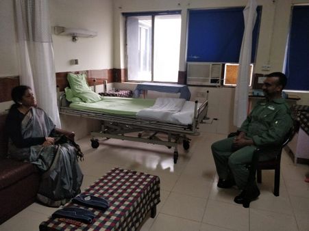 అభినందన్‌ను కలిసిన రక్షణశాఖ మంత్రి...దేశం నిన్ను చూసి గర్వపడుతోందన్న నిర్మలాసీతారామన్