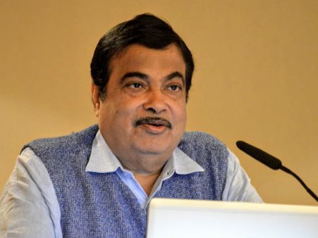 మూత్రాన్ని నిలువ చేస్తే యూరియా దిగుమతి అక్కర్లేదు, ఎయిర్ పోర్ట్‌లలో నిల్వ చేయాలని చెప్పా: గడ్కరీ