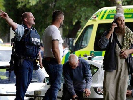 హీరోగా నిలిచిన మసీదు కార్మికుడు : గన్ లాక్కొని, బెదిరించడంతో దుండగుడు పరారీ