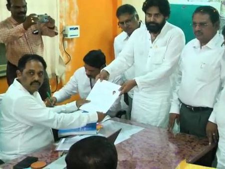 జ‌గ‌న్ జాతకం ఈడి ద‌గ్గ‌ర ఉంది : జెడి ప‌దేళ్ల క్రిత‌మే బిగించేసారు: ప‌వ‌న్ నామినేష‌న్ దాఖ‌లు