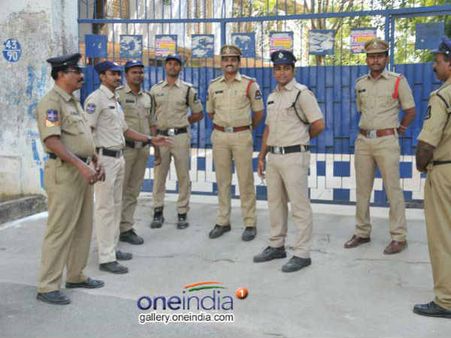 కానిస్టేబుళ్ల‌ను,హోంగార్డుల‌ను కూలీలుగా మార్చారు..! మ‌న పోలీసు పెద్ద‌లు మార‌రు బాసూ..!!