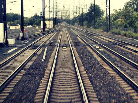 పెళ్లి కాలేదనే డిప్రెషన్ .. రైలు పట్టాలపై తలపెట్టి ప్రాణం తీసుకున్న యువకుడు