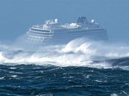 నార్వే నౌకలో చిక్కుకున్న 1300 మంది ప్రయాణికులు