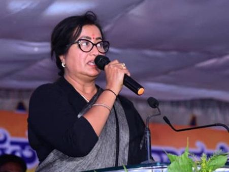 సీఎం మీద ఈసీకి ఫిర్యాదు చేసిన సుమలత, ఫ్యాన్ ట్యాపింగ్, ఇంటి చుట్టూ ఇంటెలిజెన్స్ నిఘా!