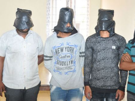 డమ్మీ పిస్టోల్, నకిలీ పోలీస్.. దారి కాచి దోచారు.. చివరకు ఏమైందో తెలుసా?