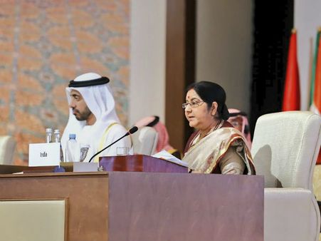 ఫస్ట్ ఆర్థిక సాయం నిలిపేయండి: అబుధాబీ ఓఐసీలో పాకిస్తున్‌ను దులిపేసిన సుష్మాస్వరాజ్