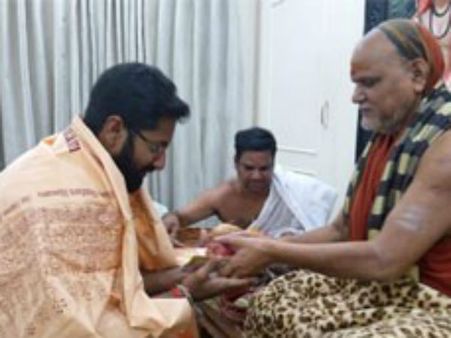 వైసిపి రాజ‌గురువు వ‌ద్ద‌కు బాల‌కృష్ణ అల్లుడు : ఎన్నిక‌ల వేళ హాట్ టాపిక్‌..!