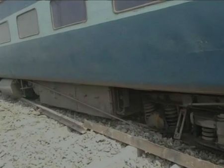 పట్టాలు తప్పిన మరో ఎక్స్ ప్రెస్: రెండు నెలల్లో రెండో ప్రమాదం