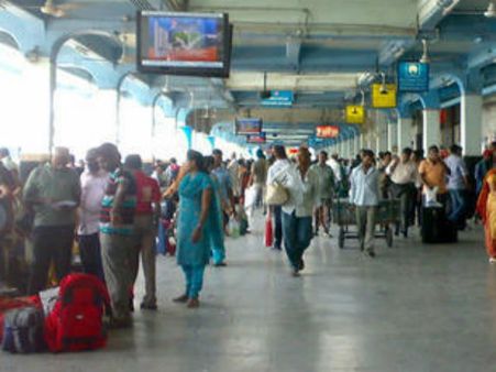 ఇక బ‌స్టాండ్ల‌లో మినీ థియేట‌ర్లు..! ప్రయాణికులను ఆకర్షించే యత్నంలో టీఎస్ఆర్టీసీ..!!