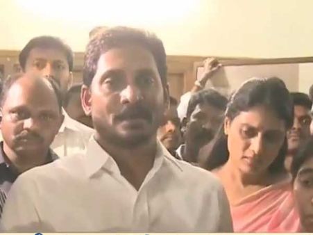 గొడ్డలితో అతికిరాతంగా హత్యచేశారు...సీబీఐతో విచారణ జరిపించాలి: జగన్