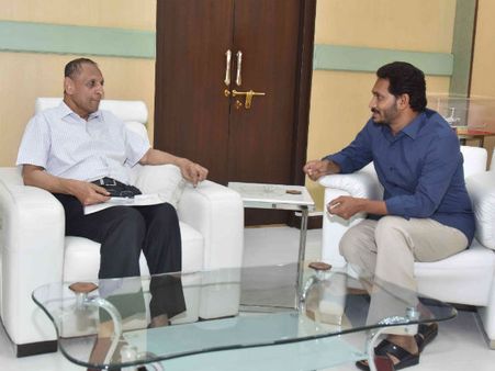 గవర్నర్ వద్దకు ఓట్ల పంచాయితీ .. అనుమానాలు ఉన్నాయని ఫిర్యాదు చేసిన వైసీపీ, బీజేపీ