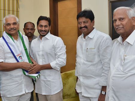 వైసీపిలోకి వ‌ల‌స‌లు..! జ‌న సంద్రంగా మారిన లోట‌స్ పాండ్..!!