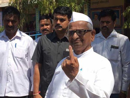 ఓటువేసిన అన్నా హజారే, హీరాబెన్ ! 98 ఏళ్ల వయస్సులో..