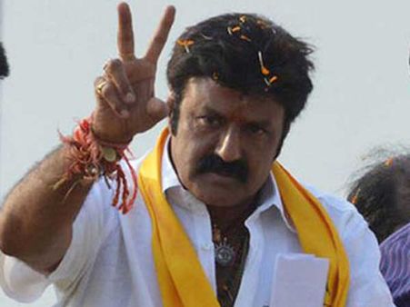 బాలయ్యా ఏందయ్యా : అభిమానులపై దాడి చేయడమే బాలకృష్ణ ధ్యేయంగా పెట్టుకున్నారా..?