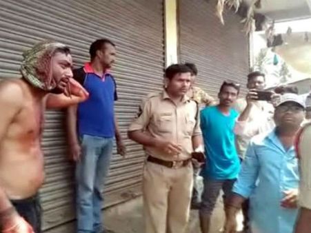 పొగ పెట్టిన కొట్లాట : బీరు బాటిళ్లతో దాడి చేసుకున్న రెండు గ్రూపులు, నలుగురికి గాయాలు