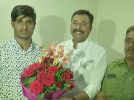 డిగ్గీరాజాకు షాక్.. కాంగ్రెస్ షేక్.. ఆ యువకుడికి బీజేపీ సన్మానం