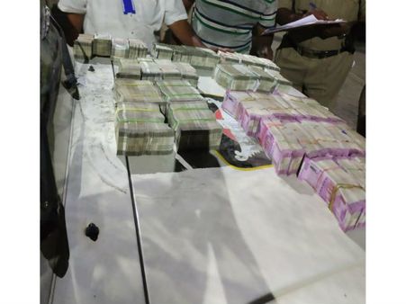 సిమెంట్ లారీలో నోట్ల కట్టలు