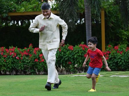 ఎన్నికల టెన్షన్ కు దూరంగా మనవడు దేవాన్ష్ తో కలిసి ఆడుకున్న చంద్రబాబు