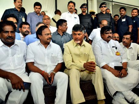 సీఈఓ బ్లాక్ ఎదుట చ‌ంద్ర‌బాబు ధ‌ర్నా : ఎన్నిక‌ల సంఘం మోదీ అదేశాల‌తో ప‌ని చేస్తోంది..నిర‌స‌న‌గా..!