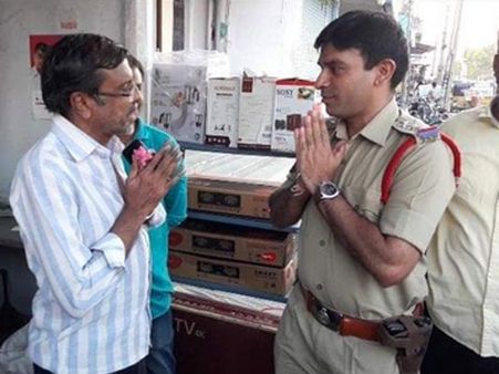 పోలీసుల్లో ఇలాంటి సీఐ వేరయా..! దండాలు, గులాబీలతో గాంధీమార్గం