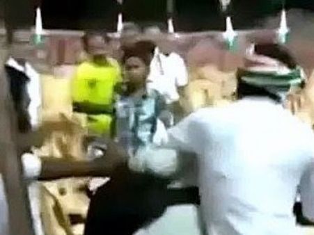 జనం లేరని ఫోటో తీశాడు..! జర్నలిస్టును చితకబాదిన కాంగ్రెసోళ్లు (వీడియో)