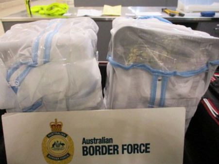 ఎయిర్‌పోర్ట్‌ సెక్యూరిటీ షాక్.. ఆమె సూట్‌కేస్‌లో ఏమున్నాయంటే..!