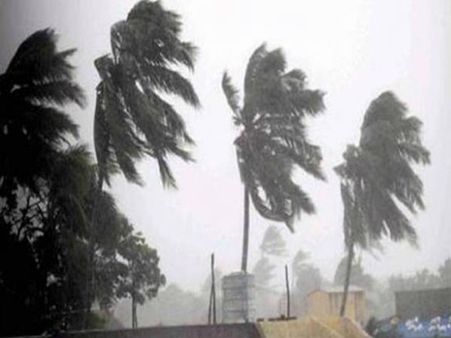 ఈదురు గాలుల బీభత్సం, ఎల్బీ స్టేడియంలో కుప్పకూలిన ఫ్లడ్ లైట్ టవర్, ఒకరి మృతి,