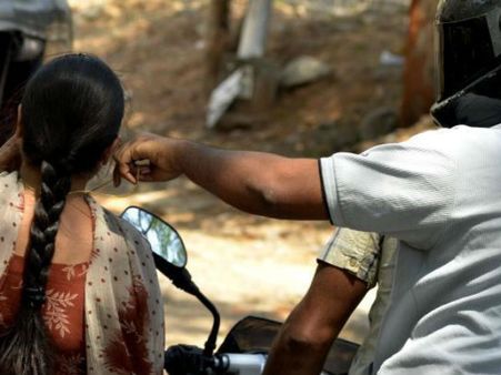 ఆంటీ అని ప్రేమగా పిలుస్తాడు..! ఏంటీ అని సమాధానం ఇచ్చారో.. మీగొలుసు మాయం ఐనట్టే..!!