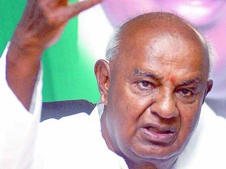 పోలింగ్ కు 48 గంటలు: మాజీ ప్రధాని బంధువునూ వదల్లేదు: తెల్లవారుజాము నుంచే ఐటీ దాడులు