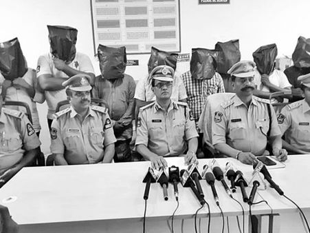 వెరైటీ : దొంగ కిడ్నాప్.. వాడు దోచింది వీళ్లు కాజేశారు..!