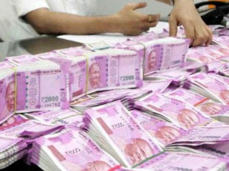 సీఎం సన్నిహితులపై ఐటీ కొరడా.. 50 చోట్ల సోదాలు.. 9 కోట్లు స్వాధీనం..!