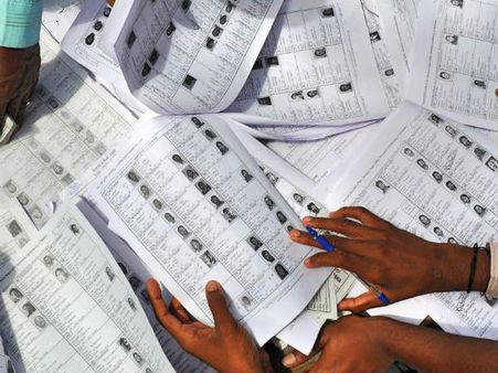 వామ్మో.. ఎన్నికల అధికారుల పేరిటే ఫేక్‌ ఓటరు కార్డులు..! అప్లై చేసిన దొంగల కోసం పోలీసుల వేట..!!