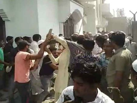 కార్యకర్తలా, మజాకా?.. బిర్యానీ కోసం గుద్దుకున్నారు..!