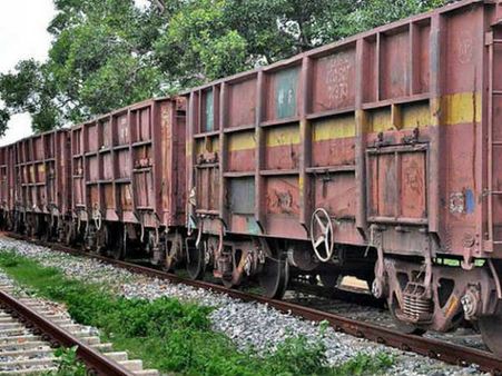 నా పనివేళలు అయిపోయాయి: మార్గ మధ్యలోనే రైలును నిలిపేసిన లోకోపైలట్