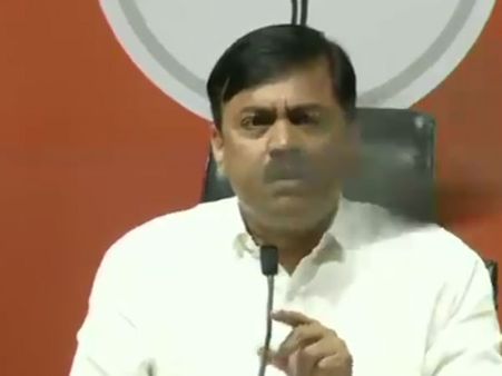 బీజేపీ ఎంపీ జీవీఎల్ నరసింహా రావుకు షాక్.. మీడియా సమావేశంలో బూటుతో దాడి ( వీడియో )